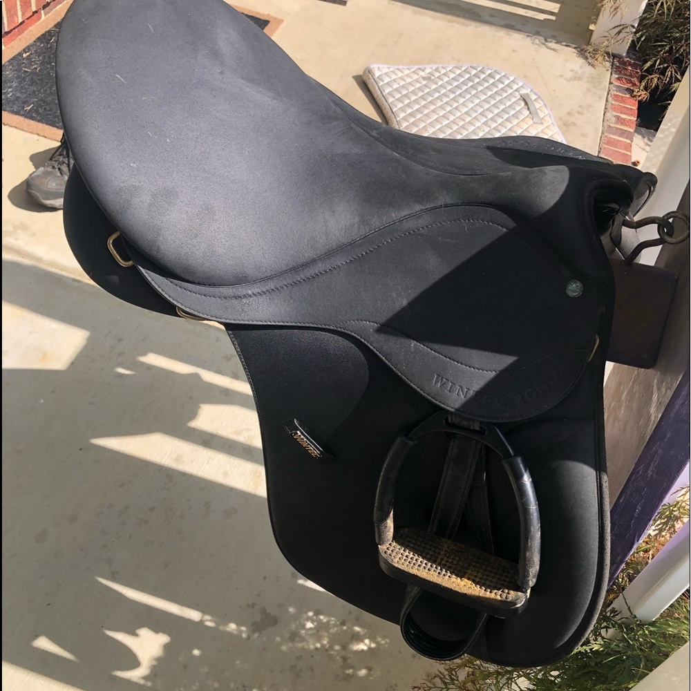 17” Wintec 2000 AP saddle w/ girth and saddle pad